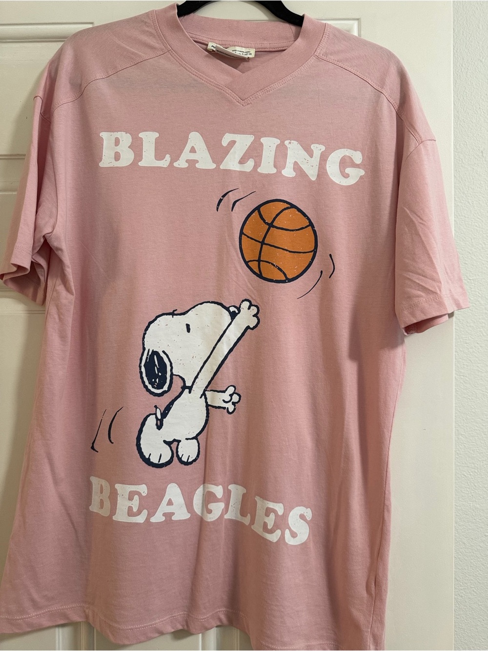Pull&Bear Pink 'Blazing Beagles' Snoopy Basketball Tee